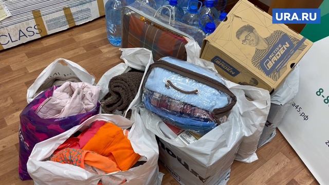 Курганцы массово несут вещи для беженцев из Донбасса смотреть онлайн