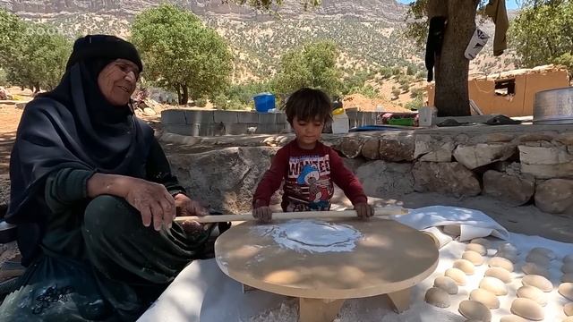 Baking Nomadic bread on fire (Easy homemade Bread ) смотреть онлайн
