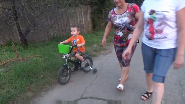 В гостях у Бабушки.часть 3. Тема моет машину и гоняет на велосипеде.