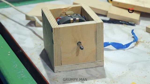 Сделал классный станок из моторчика от старой соковыжималки смотреть онлайн