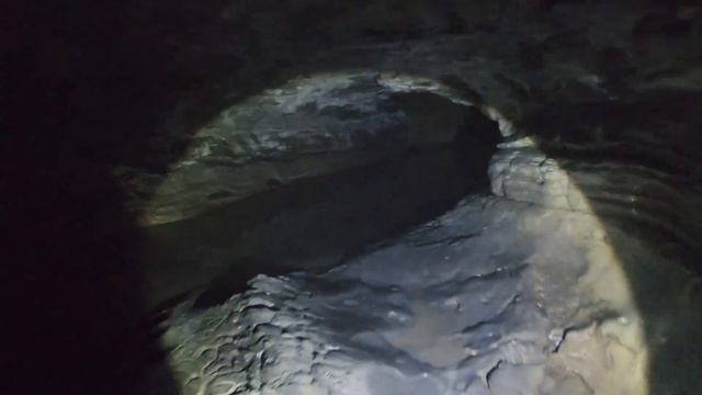 В ледяной воде по Пещере Ведьм смотреть онлайн