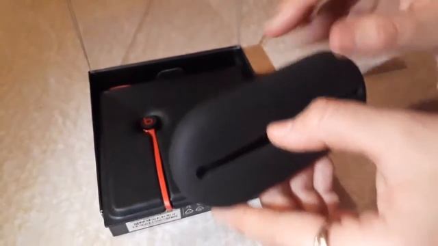 Распаковка стереогарнитуры urBeats 2 - обновленная ревизия в новом матовом черном цвете. смотреть онлайн