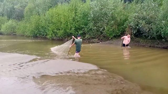 ((рыбалка на невод)) в плохую погоду, НА ПОЖАРИТЬ ПОЙМАЛ. смотреть онлайн