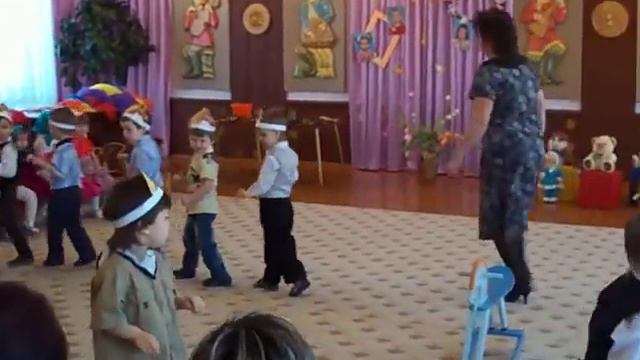 сынуля танцует на утреннике в честь 8 марта-Лошадки ) смотреть онлайн