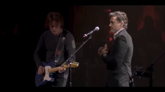 Robert Downey Jr. Canta Con Sting 