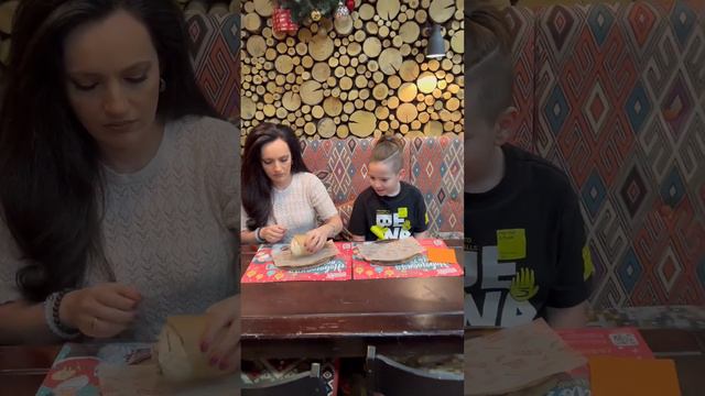 Новогодний Пранк в Пхали хинкали! Коробка от Грузинского Деда Мороза с доставкой #пхалихинкали #юмо смотреть онлайн