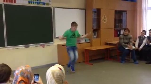 Шкаленков Андрей танцует брейк-данс смотреть онлайн