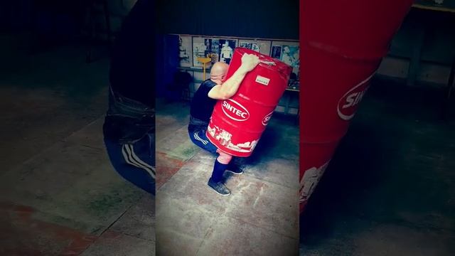 Подъём бочки на плечо, вес 130 кг/ Barrel lift on shoulder, 130 kg. ?? #barrel#barrellift#grip смотреть онлайн