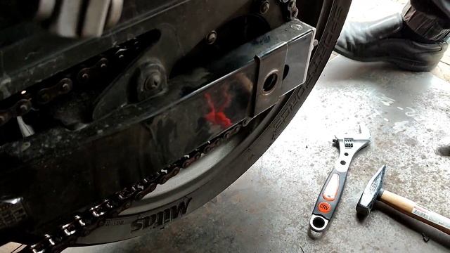 Как снять заднее колесо на мотоцикле Kawasaki ZR-7S смотреть онлайн