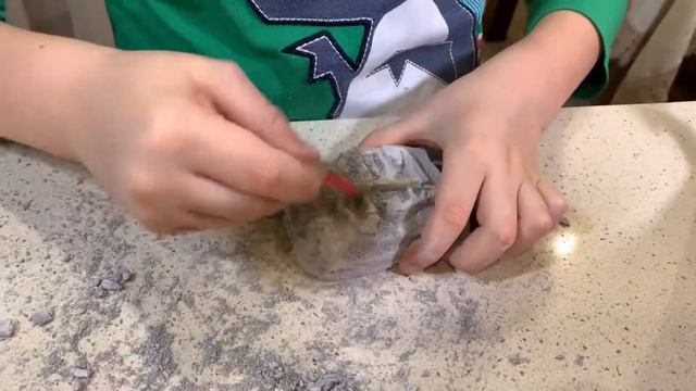 Раскопки динозавров !!! Что же ТАМ БУДЕТ? Большой и маленький динозавр нападает друг на друга. смотреть онлайн