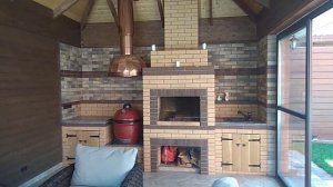 Барбекю в беседке с остеклением