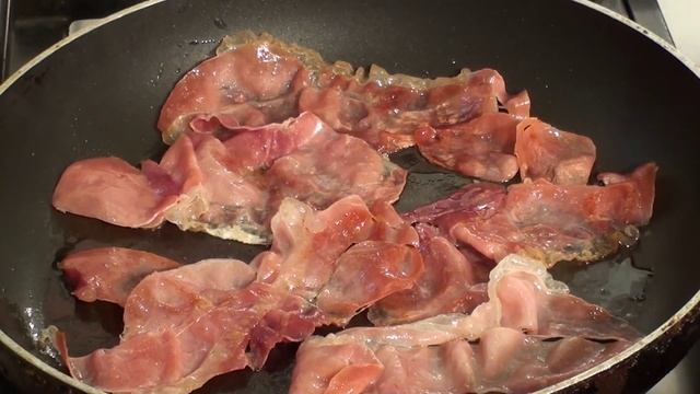 Готовим завтрак. Яичница с беконом. смотреть онлайн