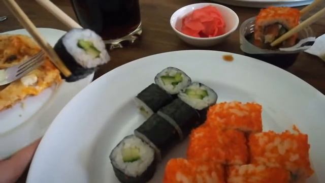 РЕШИЛИ РАЗВЕЯТЬСЯ/МУКБАНГ/УЖИН В СУШИ-БАРЕ 