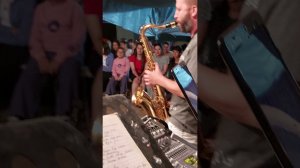Гость из России играет на саксафоне на лезгинской свадьбе