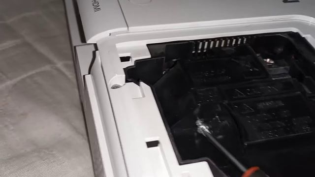 Como cambiar una lámpara de proyectores Epson fácil y sencillo.Como cambiar una lámpara de proyector смотреть онлайн