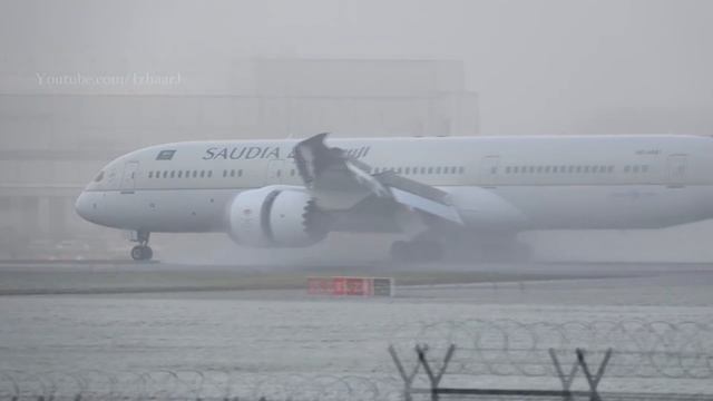 Pakistan International Airlines AP-BGY Landing At Manchester Airport In Heavy FOG смотреть онлайн