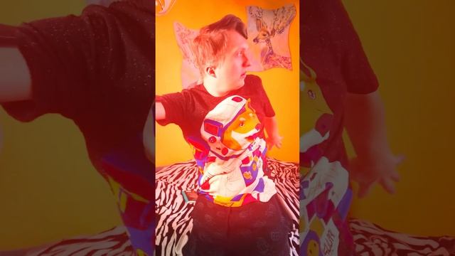 Резко встал, нагнулся, присел, не дай бог ещё нужно будет под кровать лезть.