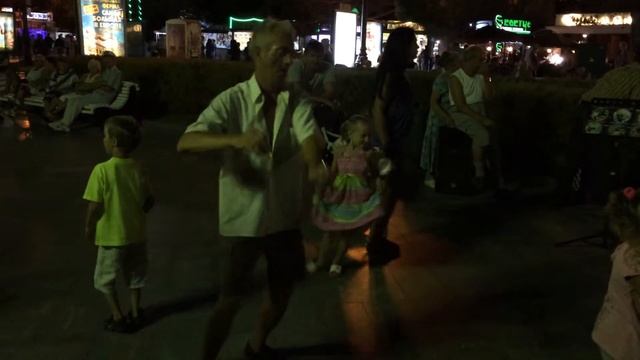 Ялта. Набережная. Дед мочит 2 смотреть онлайн