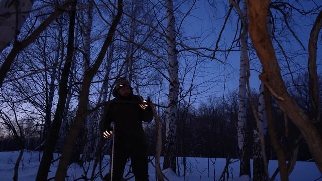 НОЧЕВКА В ДОМИКЕ ОХОТНИКА | НЕОБЫЧНОЕ СТРОЕНИЕ В ЛЕСУ смотреть онлайн