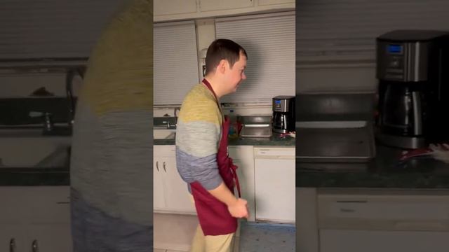 Padre Adam Kotas 🔔horneando pollo🍗y papas🥔al horno con mucho mucho amor para todos uds! Hello Hello смотреть онлайн