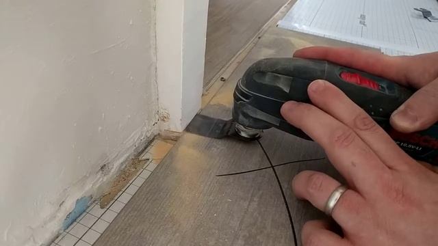Cutting door jamb with a Bosch GOP 10.8 V смотреть онлайн