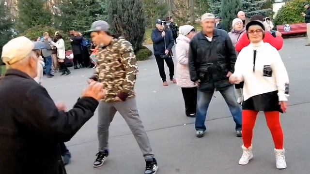 Горит калины цвет Танцы в парке Горького Харьков Октябрь 2021 смотреть онлайн