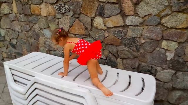 Vlog: играем с котёнком на пляже playing with a kitten on the beach смотреть онлайн