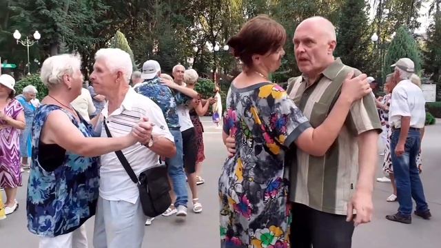 КАКАЯ ТЫ ХОРОШАЯ! СЧАСТЛИВЫЕ МОМЕНТЫ ИЗ ПАРКА ГОРЬКОГО ХАРЬКОВ ТАНЦЫ смотреть онлайн