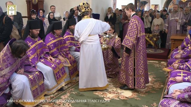 Великий Четверг в Успенском кафедральном соборе 28.04.2016 смотреть онлайн