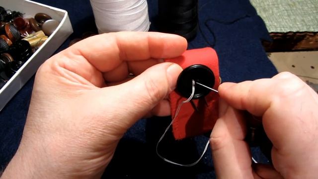 Как пришить правильно пальтовую пуговицу на 4 отверстия. смотреть онлайн