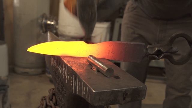 Forging a 6" Handmade Hunting Knife From Random Pattern Damascus Steel смотреть онлайн