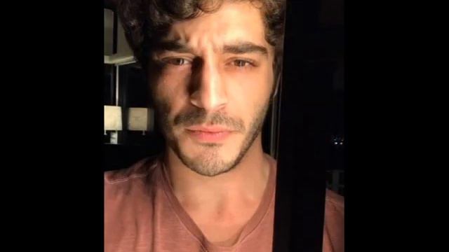 La posa della carovana di Burak Deniz ha scosso i social media! смотреть онлайн