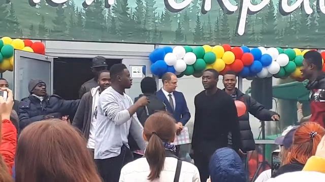 В междуреченск в поселок Притомский приехали гости из солнечной Гвинеи