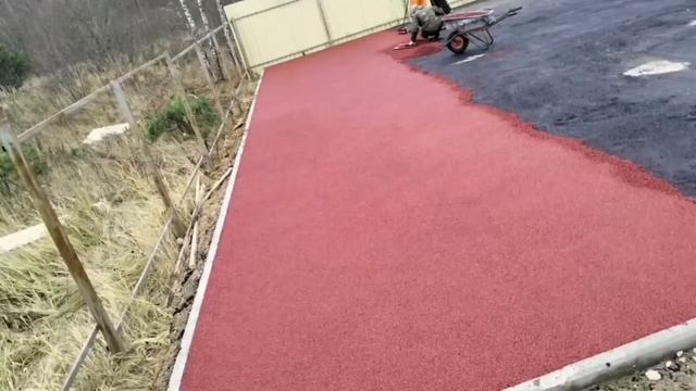 Детская площадка. Пример укладки бесшовного покрытия с использованием связующего для холодной погод смотреть онлайн