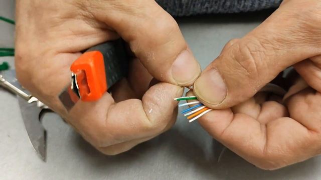 Обжимаем витую пару без клещей с помощью штекера RG 45 смотреть онлайн