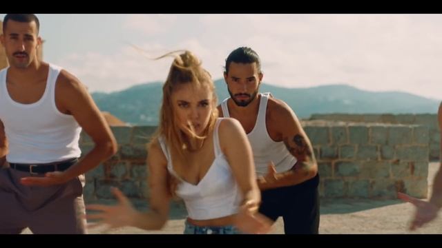 Ana Mena, Rocco Hunt - A Un Paso De La Luna (Official Video)