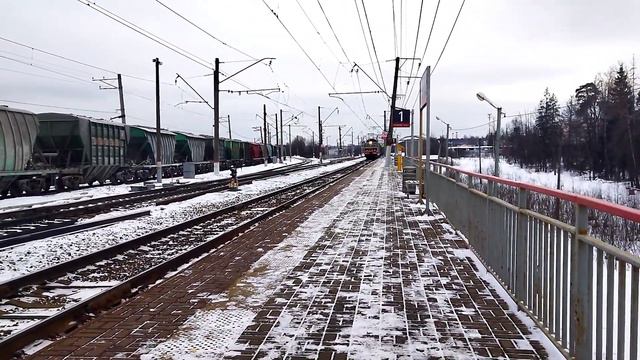 Вагоны грузового не поместились на станции. ВЛы гудят и юбъезжают их на о. п. Пос. Киевский. смотреть онлайн