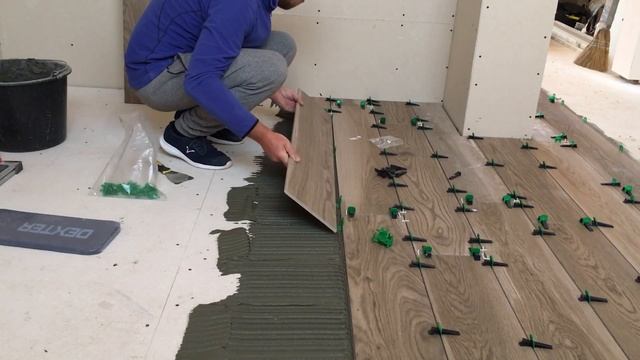 Укладка керамогранита 20х120 см на пол с использованием СВП. Контакты в описании смотреть онлайн