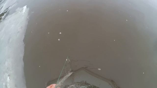 Удачная рыбалка перед ледоставом, выборка сети после пробота смотреть онлайн