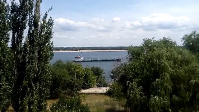Танкер Волганефть идет вниз по Волге мимо Волгограда 油轮伏尔加内夫特沿着伏尔加河经过伏尔加格勒 タンカーヴォルガネフトはヴォルゴグラードを過ぎて смотреть онлайн