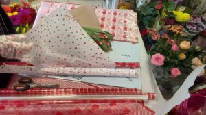 Упаковка букета тюльпанов в крафт и тишью • Как упаковать тюльпаны •