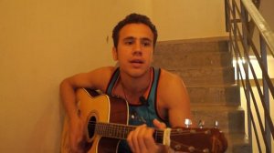 Парень классно поет под гитару песню