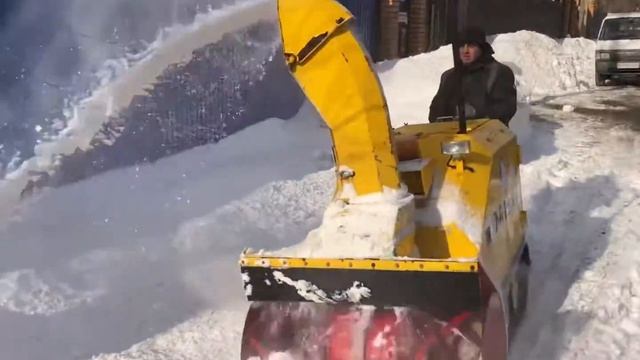 Японская снегоуборочная машина