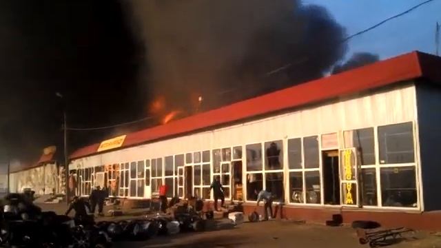 Горит рынок автозапчастей рядом с кэмпом, продавцы выносят товар прямо из огня смотреть онлайн