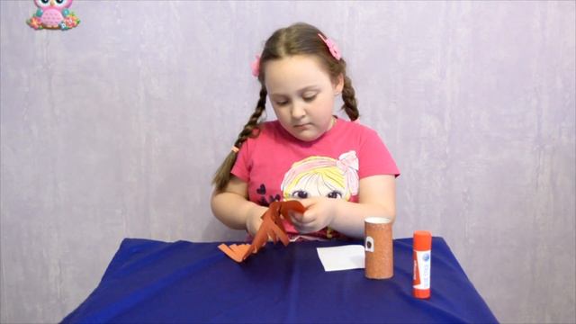 Ульяна создаёт клоуна из бумаги и подручных предметов.