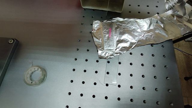 Гравировка на стекле оптоволоконным маркером с использованием фольги. Лазерный станок JPT50LP