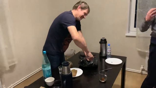 Русские пробуют Сюрстрёмминг)))) смотреть онлайн