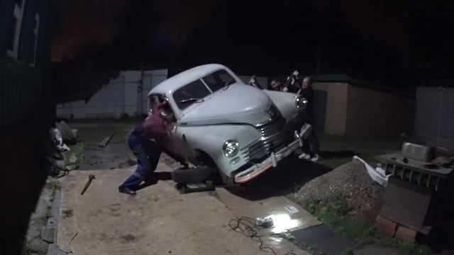 Переворачиваем ГАЗ М20 Победу на опрокидывателях смотреть онлайн