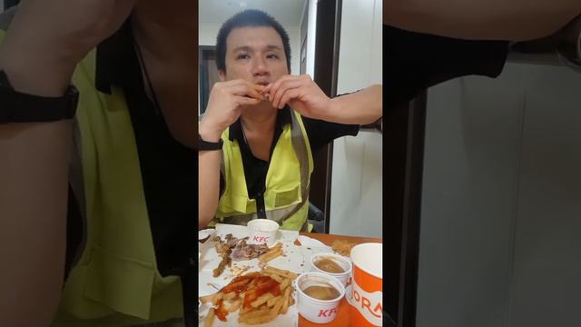 Superstar⭐🌟💫Celebrity Kurt Tay Selfie🤳Eating KFC Satay Crunch On 16 September 2022(Friday) смотреть онлайн