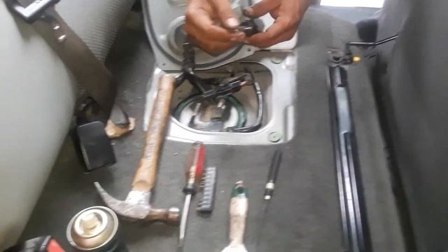 (1/2) ford escape 2007. Como quitar el seguro de la bomba de combustible ? Sin herramienta adecuada смотреть онлайн
